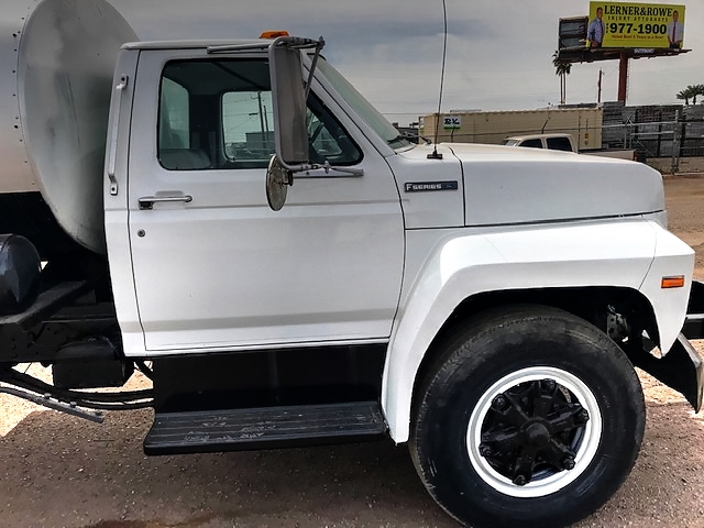 1995 Ford F Series with 1,500 Gallon Etnyre Distributor/ Spreader