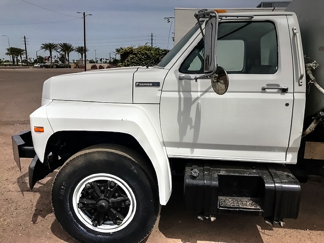 1995 Ford F Series with 1,500 Gallon Etnyre Distributor/ Spreader