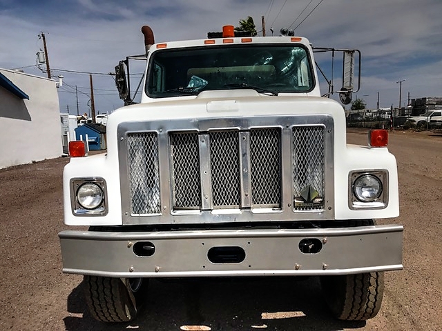 1995 International 2574 with BC-501 2,100 Gallon Bearcat Spreader Unit Asphalt Distributor Truck