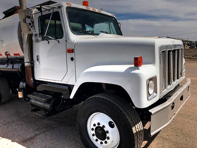 1995 International 2574 with BC-501 2,100 Gallon Bearcat Spreader Unit Asphalt Distributor Truck