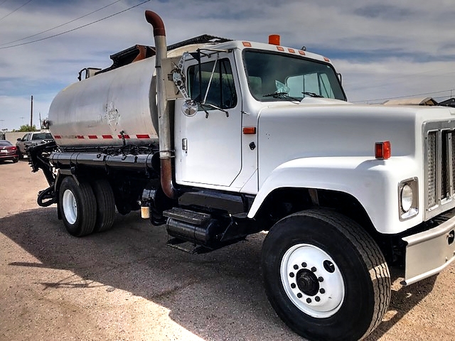 1995 International 2574 with BC-501 2,100 Gallon Bearcat Spreader Unit Asphalt Distributor Truck