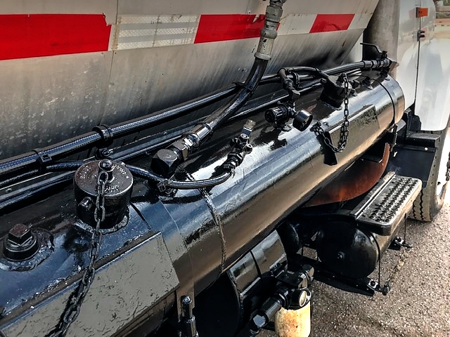 1995 International 2574 with BC-501 2,100 Gallon Bearcat Spreader Unit Asphalt Distributor Truck