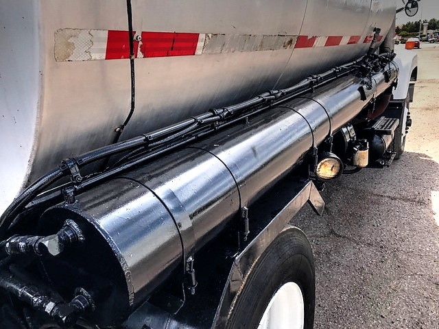 1995 International 2574 with BC-501 2,100 Gallon Bearcat Spreader Unit Asphalt Distributor Truck