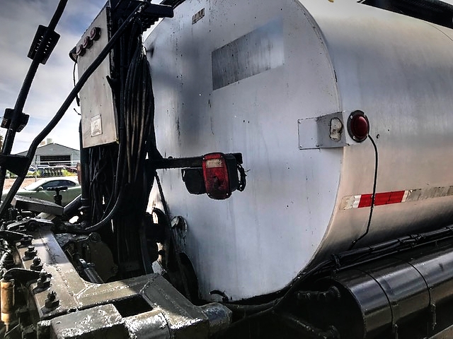 1995 International 2574 with BC-501 2,100 Gallon Bearcat Spreader Unit Asphalt Distributor Truck