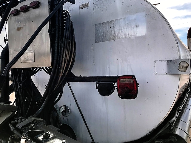1995 International 2574 with BC-501 2,100 Gallon Bearcat Spreader Unit Asphalt Distributor Truck