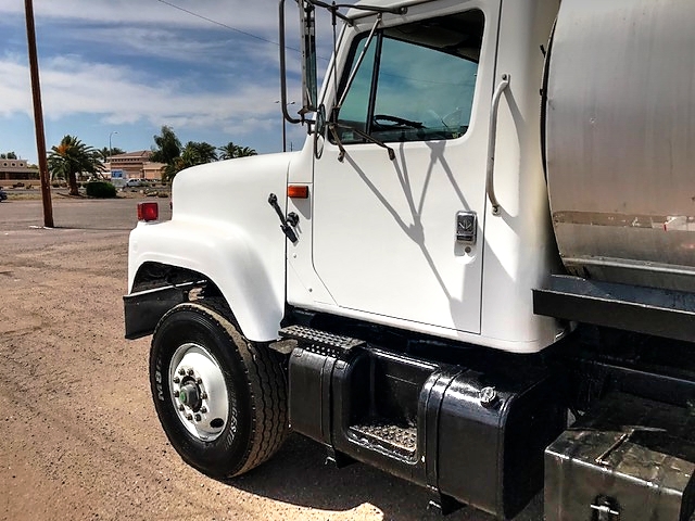 1995 International 2574 with BC-501 2,100 Gallon Bearcat Spreader Unit Asphalt Distributor Truck