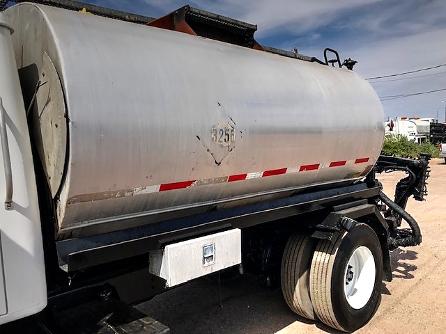 1995 International 2574 with BC-501 2,100 Gallon Bearcat Spreader Unit Asphalt Distributor Truck