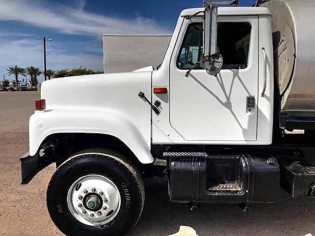 1995 International 2574 with BC-501 2,100 Gallon Bearcat Spreader Unit Asphalt Distributor Truck
