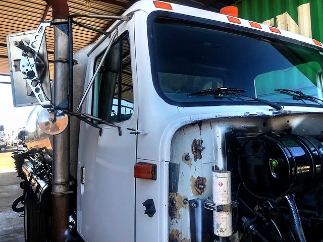 1995
	International 2574 with BC-501 2,100 Gallon Bearcat Spreader Unit Asphalt Distributor Truck