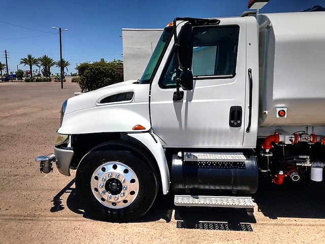 2005 International Model 4400 4x2 With New Maverick 2,500 Gallon Water System