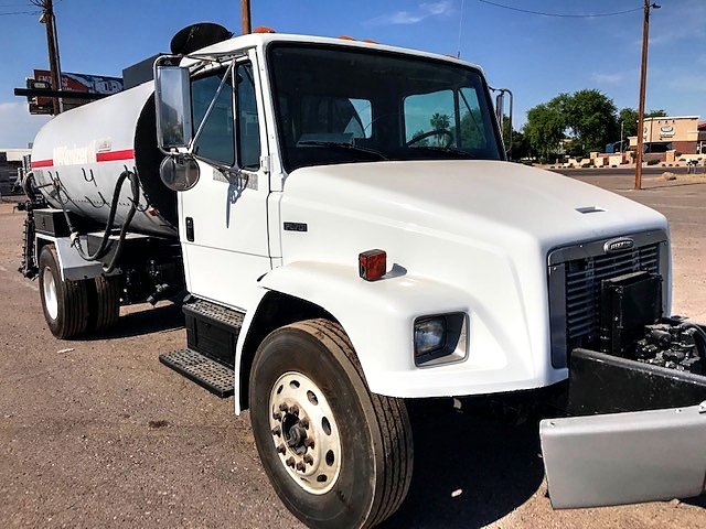 2001 Freightliner FL-80 with 2,000 Gallon Rosco Distributor