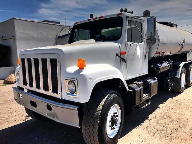 1989 International 2574 with Etnyre 3,200 Gallon Asphalt Distributor