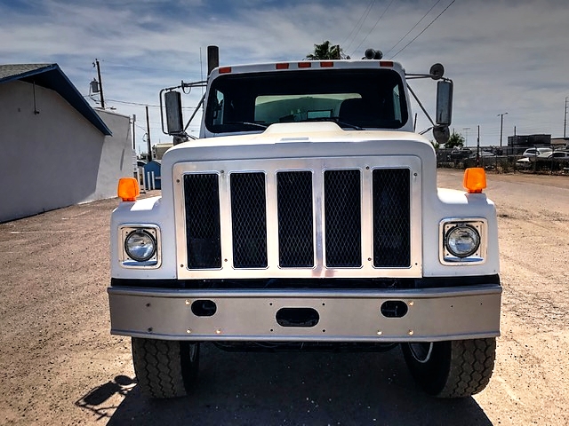 1989 International 2574 with Etnyre 3,200 Gallon Asphalt Distributor