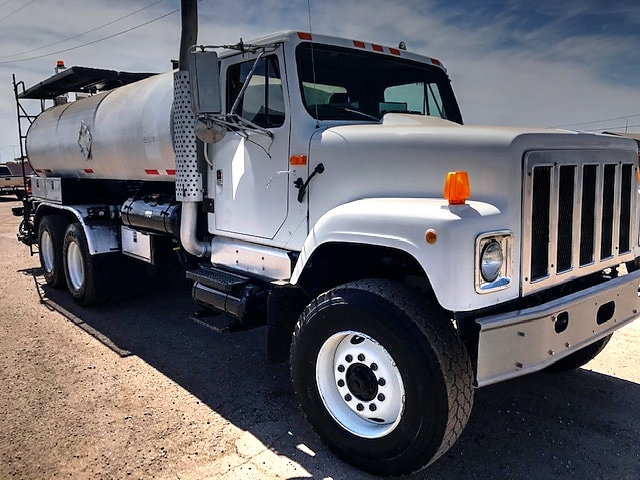 1989 International 2574 with Etnyre 3,200 Gallon Asphalt Distributor