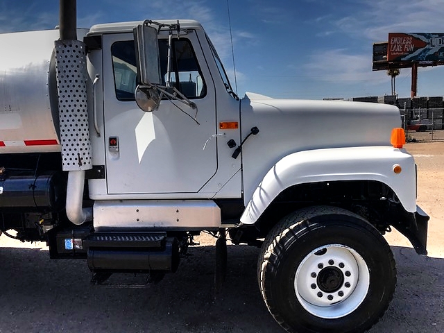 1989 International 2574 with Etnyre 3,200 Gallon Asphalt Distributor