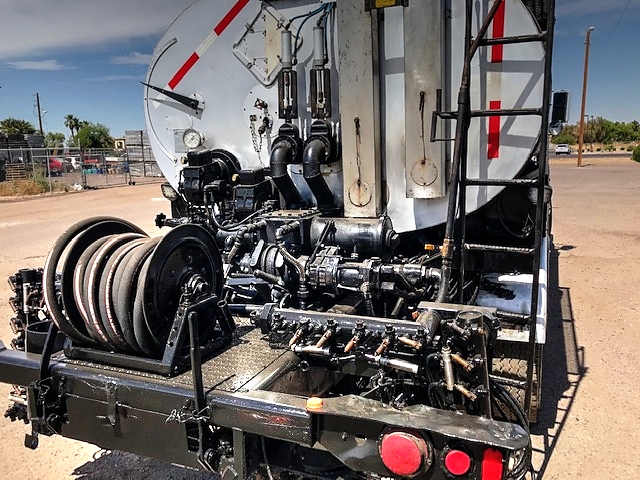 1989 International 2574 with Etnyre 3,200 Gallon Asphalt Distributor