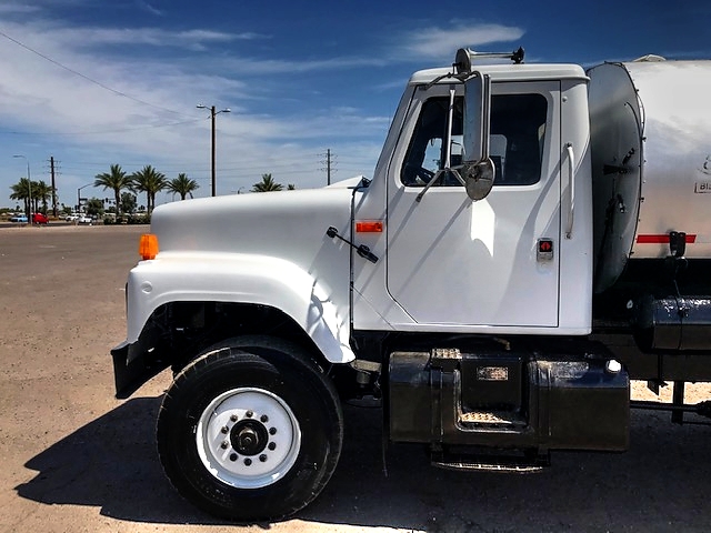 1989 International 2574 with Etnyre 3,200 Gallon Asphalt Distributor