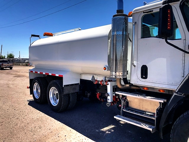 2014 CAT CT660 with New Maverick 4000 Gallon Water System