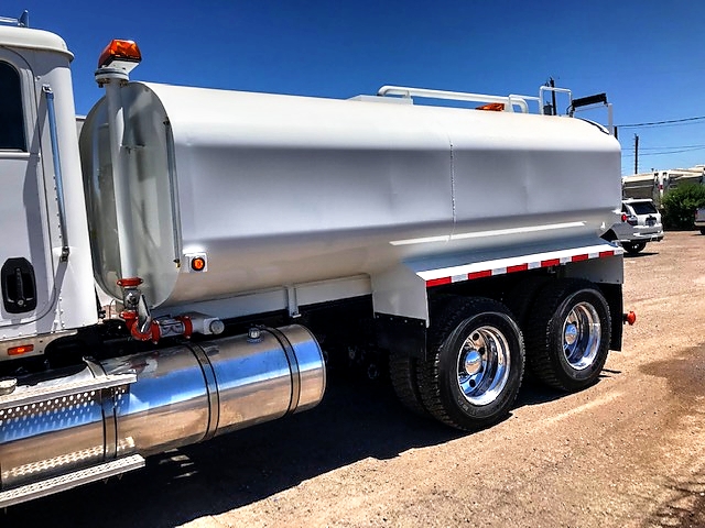 2014 CAT CT660 with New Maverick 4000 Gallon Water System
