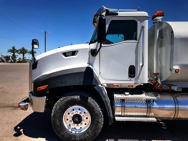 2014 CAT CT660 with New Maverick 4000 Gallon Water System