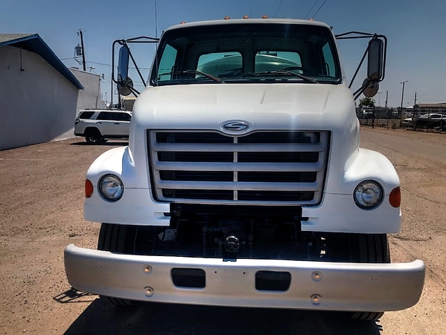 1999  Sterling  L7501 with Etnyre 1500 Gallon Centennial Distributor