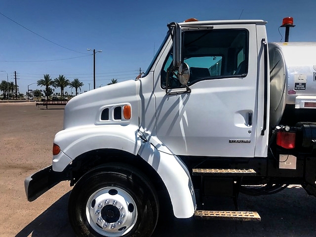 1999  Sterling  L7501 with Etnyre 1500 Gallon Centennial Distributor