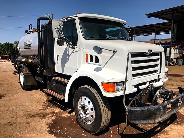 1998 Ford Louisville with 1,300 Gallon Bearcat CRC Computerized Spreader Unit Asphalt 