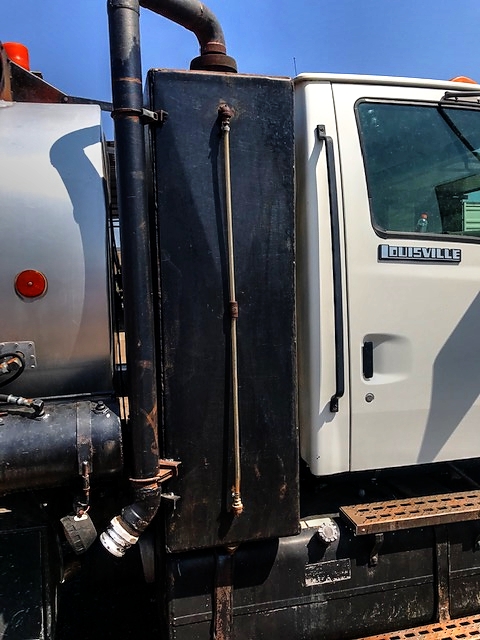 1998 Ford Louisville with 1,300 Gallon Bearcat CRC Computerized Spreader Unit Asphalt 