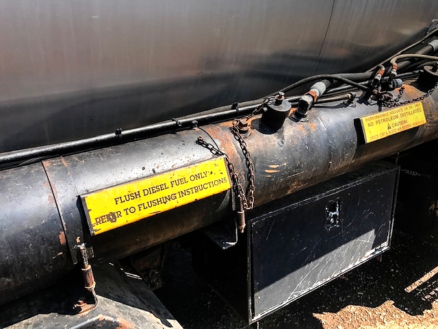 1998 Ford Louisville with 1,300 Gallon Bearcat CRC Computerized Spreader Unit Asphalt 