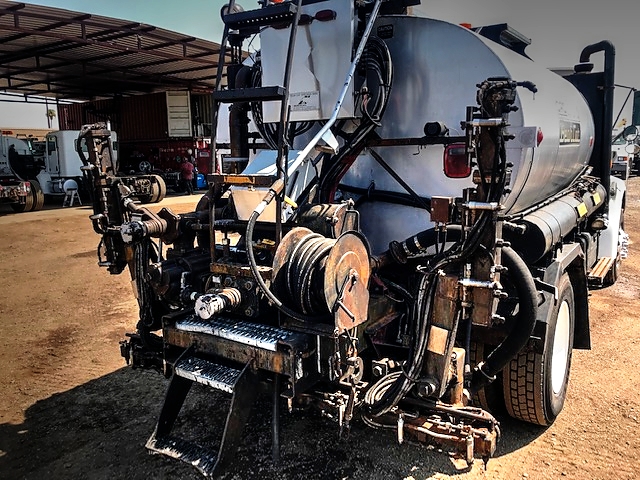 1998 Ford Louisville with 1,300 Gallon Bearcat CRC Computerized Spreader Unit Asphalt 