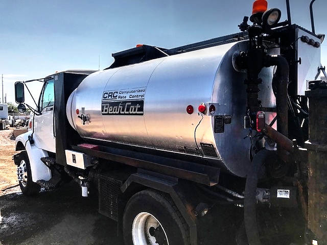 1998 Ford Louisville with 1,300 Gallon Bearcat CRC Computerized Spreader Unit Asphalt 