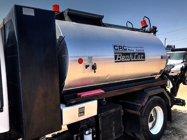 1998 Ford Louisville with 1,300 Gallon Bearcat CRC Computerized Spreader Unit Asphalt 