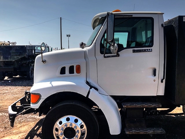 1998 Ford Louisville with 1,300 Gallon Bearcat CRC Computerized Spreader Unit Asphalt 