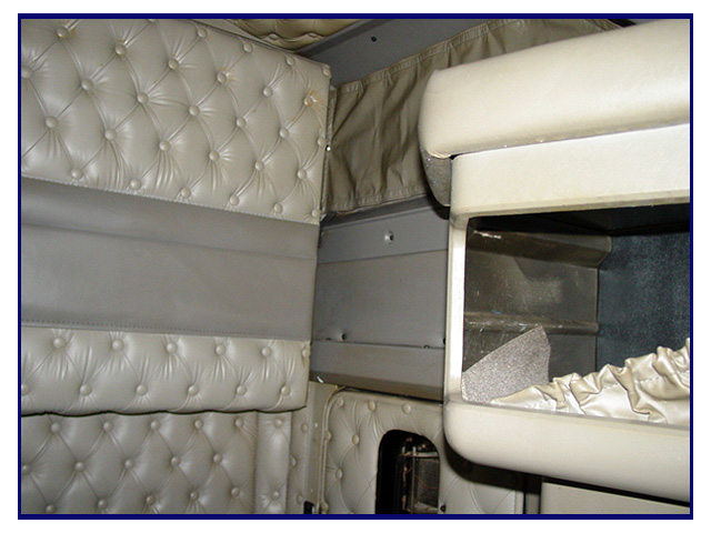 2003 Kenworth W-900 L with 72 Inch Aerodyne Sleeper